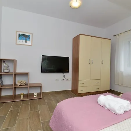 Arta Apartment *